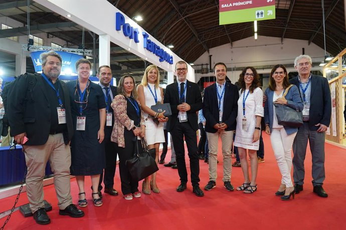 El president del Port de Tarragona, Josep Maria Cruset, amb la delegació de la infraestructura en el SIL 2022