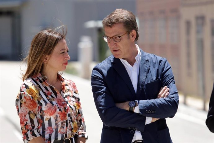 El presidente del PP, Alberto Núñez Feijóo (I), visita a la empresa Dekra ubicada en el Parque Tecnológico de la capital, en la imagen junto a la candidata número 2 del Partido Popular, Patricia Navarro, a 03 de junio de 2022 en Málaga (Andalucía, Españ