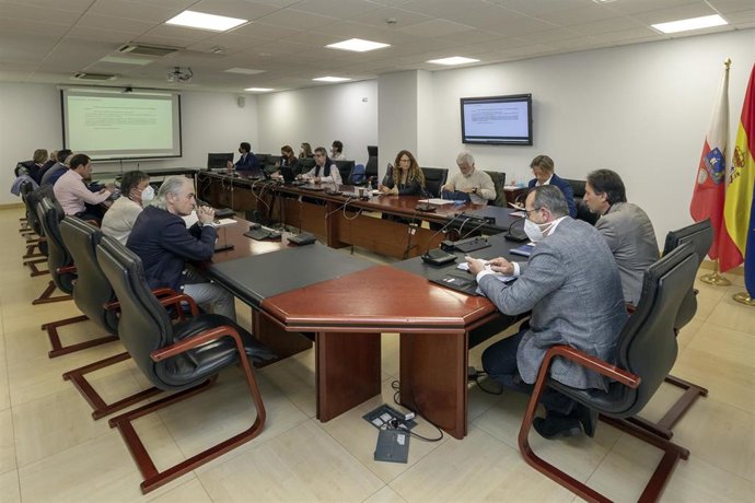 El consejero de Obras Públicas, Ordenación del Territorio y Urbanismo, José Luis Gochicoa, preside la reunión de la CROTU