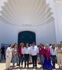 Bolaños visita El Rocío para conocer la romería tras participar en el inicio de la campaña electoral en Huelva