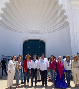 El ministro de la Presidencia, Relaciones con las Cortes y Memoria Democrática del Gobierno de España, Félix Bolaños, en su visita a la aldea de El Rocío, acompañado por socialistas onubenses.