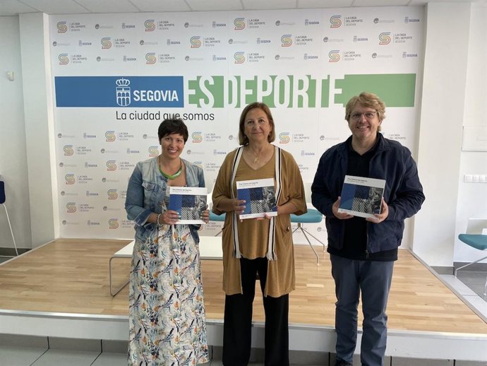 El alcalde en funciones, Jesús García Zamora; la concejala de Deportes, Marián Rueda, y la representante de la consultora que ha trabajado en este Plan, Arancha Santamaría.
