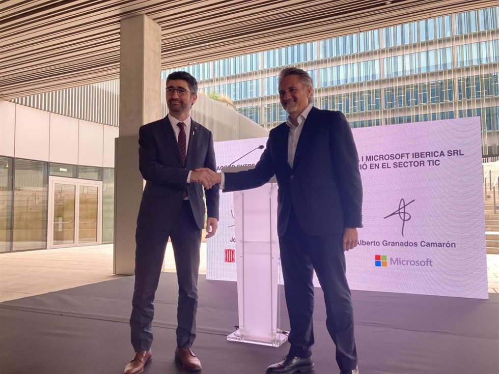 El vicepresidente y conseller de Políticas Digitales y Territorio de la Generalitat, Jordi Puigneró, y el presidente de Microsoft España, Alberto Granados.