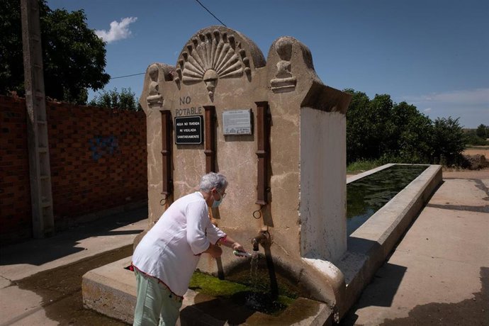 15/06/2021. Santovenia, Zamora. Greenpeace reparte por toda España medidores de nitratos para medir la calidad del agua en zonas rurales.   Las comunidades próximas a macrogranja suelen tener niveles de nitratos más altos de los permitidos por la ley.