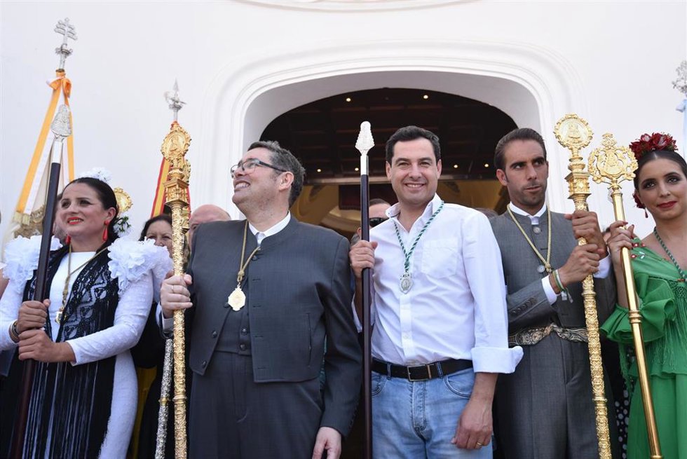 Archivo - El presidente de la Junta de Andalucía, Juanma Moreno (3d), visita el santuario de la Virgen del Rocío.El Rocío, Almonte.