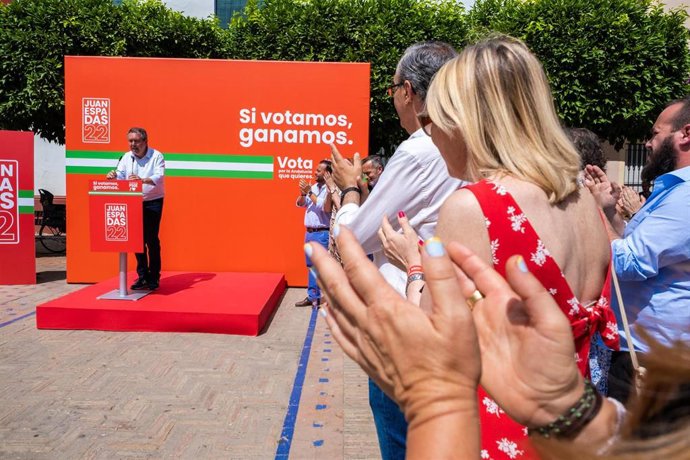El secretario general del PSOE-A y candidato socialista a la Junta, Juan Espadas, en un acto en La Algaba (Sevilla) este viernes en la campaña electoral andaluza.