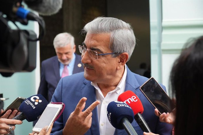 Archivo - El vicepresidente y consejero de Hacienda, Presupuestos y Asuntos Europeos de Canarias, Román Rodríguez