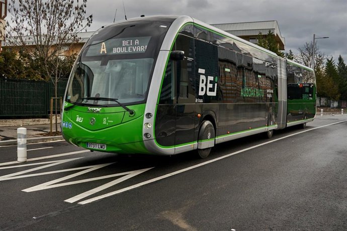 Archivo - El Bus Eléctrico Inteligente (BEI) circula por una carretera