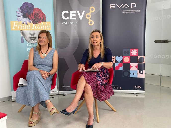La concejala del ayuntamiento de Valncia Pilar Bernabé y la presidenta de EVAP, Eva Blasco, en la presentaicón del estudio