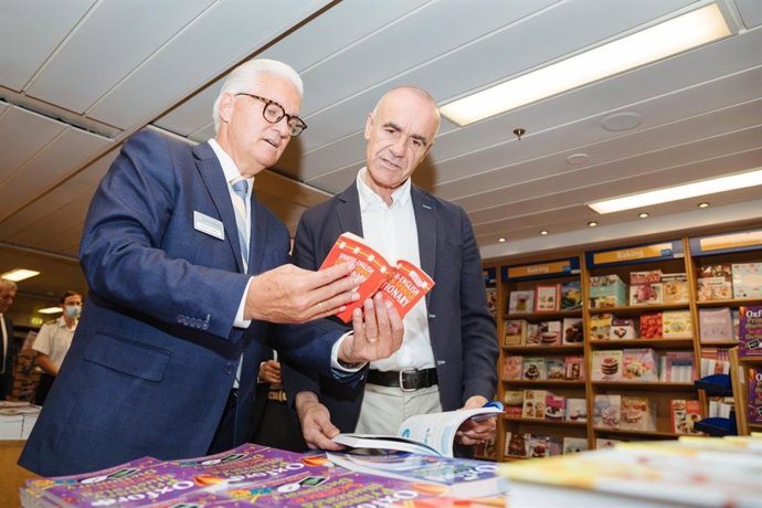 El director del barco, Randy Grebe, con el alcalde de Sevilla, Antonio Muñoz.