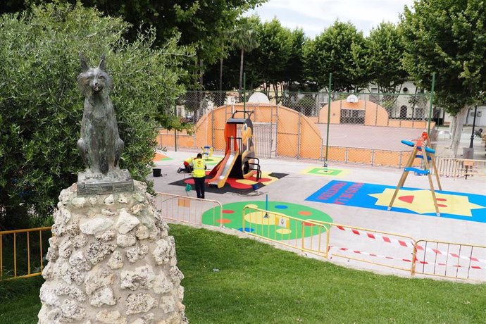 El Ayuntamiento de Palos de la Frontera realiza una "reforma total" de los parques infantiles.