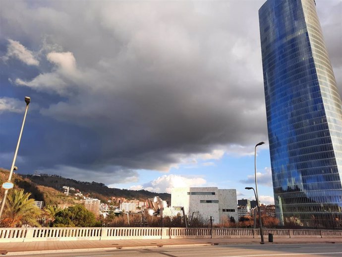 Archivo - Bilbao nublado
