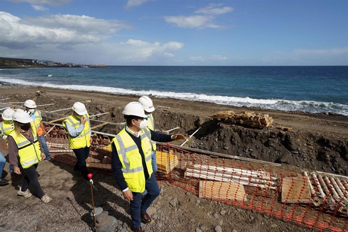 Archivo - El presidente del Cabildo de Tenerife, Pedro Martín, en una visita a las obras en Güímar