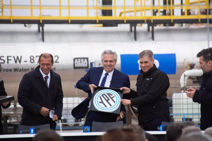 Archivo - 21 April 2022, Argentina, Vaca Muerta: Alberto Fernandez (C), Argentinian President, receives a gift from Pablo Gonzalez (2nd R), Director of Yacimientos Petroliferos Argentinos (YPF)