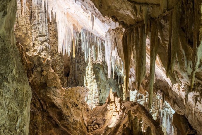 Archivo - Interior de la Cueva de los Murciélagos, en Zuheros (Córdoba)