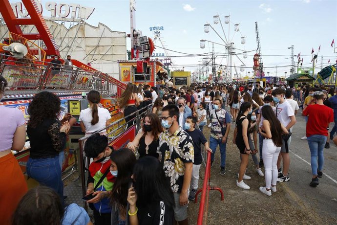 Archivo - El recinto ferial de Granada se llena de gente con los columpios y atracciones instaladas en la zona pese a la pandemia del coronavirus durante las fiestas del Corpus Christi a 05 de junio del 2021 en Granada, Andalucía.