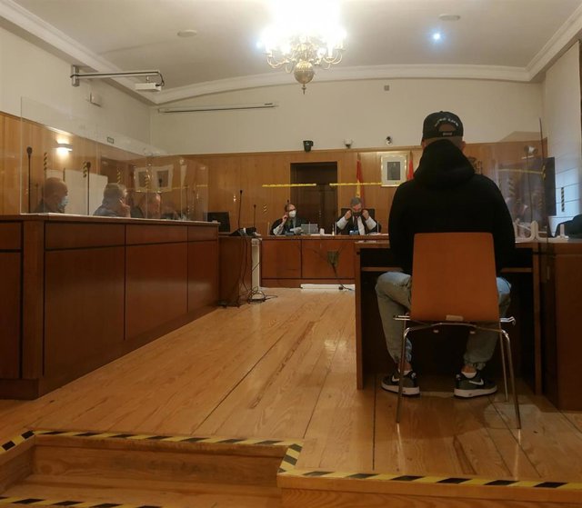 El 'Pipi', de espaldas, y a su izquierda sus padres durante el juicio por blanqueo de capitales contra los tres en la Audiencia de Valladolid.