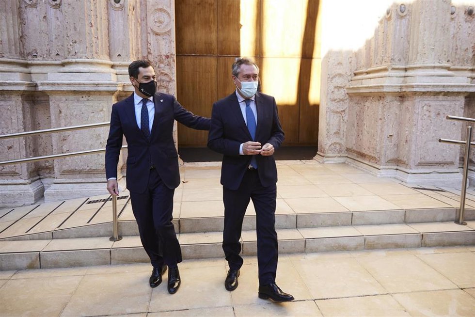 Archivo - El presidente de la Junta, Juanma Moreno, (i) despide al Senador electo, Juan Espadas, (d) durante la designación como Senador por la comunidad autónoma andaluza, a 15 de diciembre de 2021 en Sevilla (Andalucía, España) (Foto de archivo).