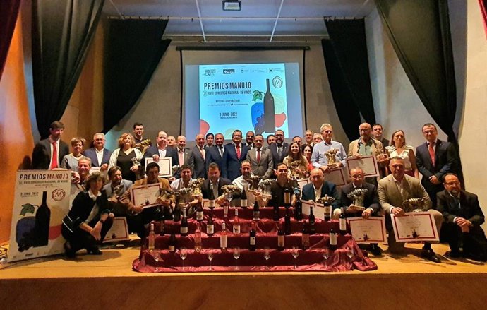 Foto de familia de la entrega de los Premios Manojo 2022.
