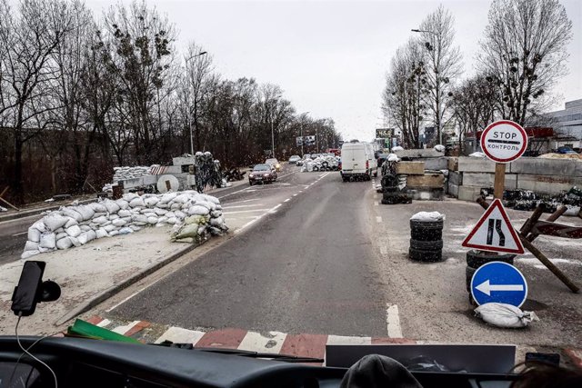 Archivo - Varios vehículos en un puesto de control militar en la ciudad de Leópolis, en el oeste de Ucrania, en el marco de la invasión lanzada por Rusia el 24 de febrero de 2022
