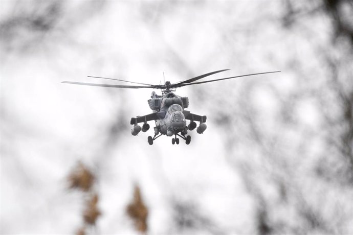 Archivo - Helicóptero ruso sobrevolando Ucrania en los primero días de la guerra