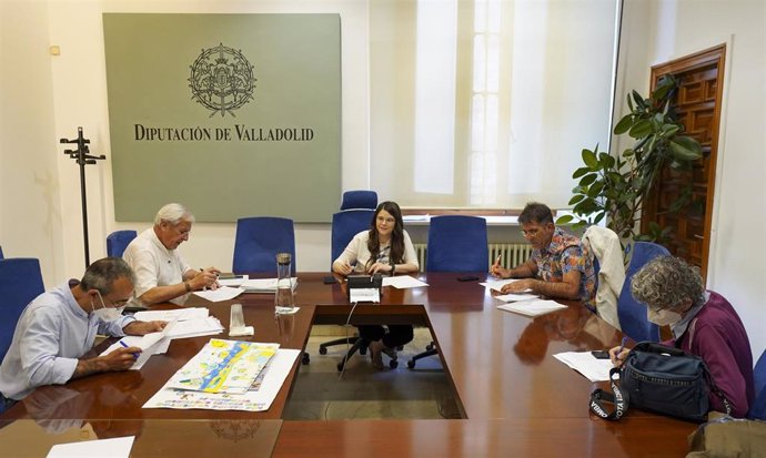 Reunión del jurado de bibliobuses presidido por la vicepresidenta segunda, Gema Gómez.