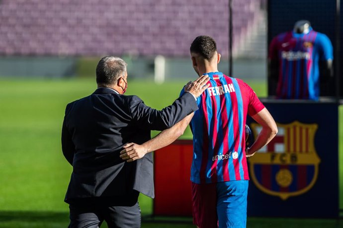 Archivo - Ferran Torres and Joan Laporta, President of FC Barcelona, pose for photo during his presentation as new player of FC Barcelona at Camp Nou stadium on January 3, 2022, in Barcelona, Spain.