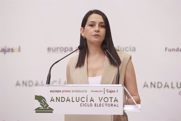 La presidenta de Ciudadanos, Inés Arrimadas, durante el encuentro informativo Andalucía Vota Ciclo electoral en la Fundación Cajasol, a 23 de mayo de 2022 en Sevilla (Andalucía, España)