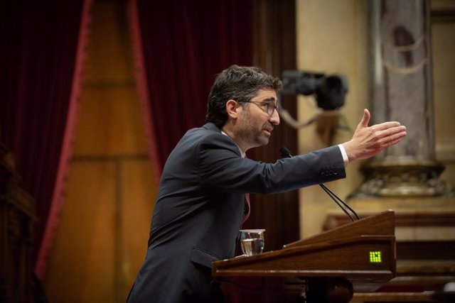 El vicepresident de la Generalitat, Jordi Puigneró, intervé en una sessió plenària, en el Parlament de Catalunya, en una foto d'arxiu.
