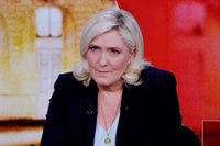 Lanzan dos huevos a Marine Le Pen durante una visita a Saint-Amand-les-Eaux, en el norte de Francia