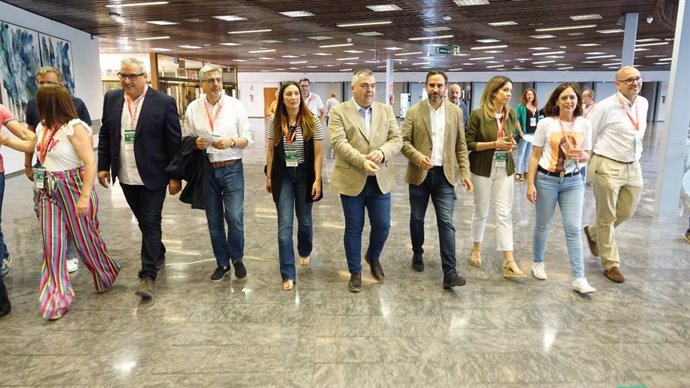 El secretario general del PSOE de Málaga, Daniel Pérez, junto con el secretario de organización del PSOE, Santos Cerdán, en el Comité Provincial