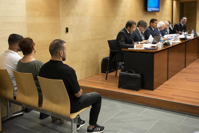 (I-D) El declarat culpable de matar d'una puntada a un turista itali a Lloret de Mar en 2017, una intrpret i un testimoni, durant el judici en l'Audincia de Girona, a 1 de juny de 2022, a Girona, Catalunya (Espanya). 