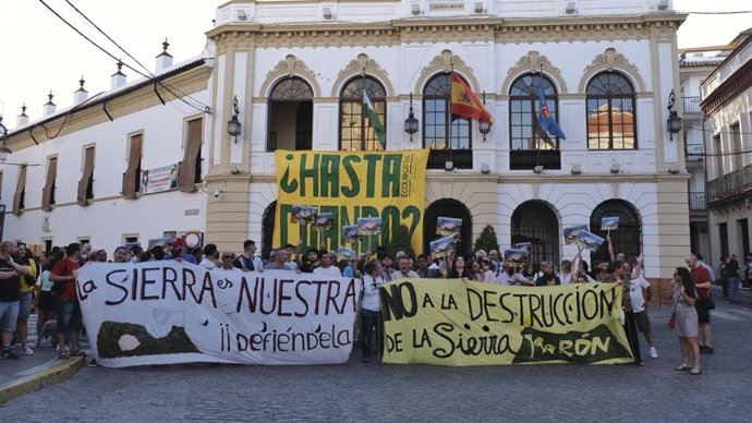 Manifestación en Morón contra la ampliación de la cantera de la Sierra de Esparteros con otro frente extractivo