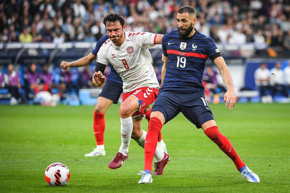 Thomas Delaney ante Karim Benzema en el Francia-Dinamarca de la Nations League
