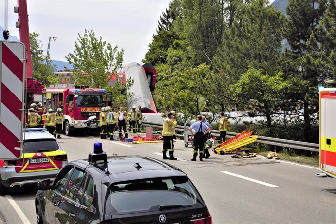 Servicios de emergencia en accidente de tren en Baviera, Alemania.