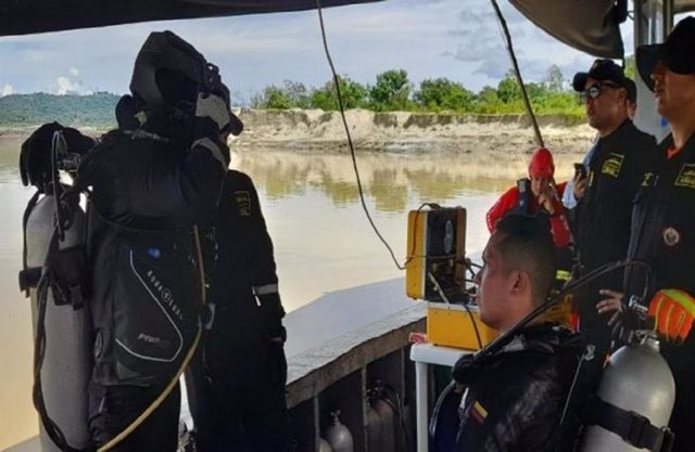 Militares bucan a los desaparecidos tras la explosión de una mina en Colombia.