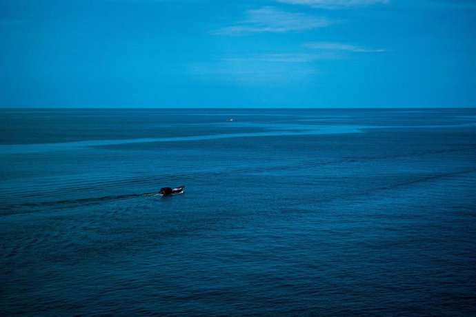 Imagen de archivo de un bote navegando en el Pacífico