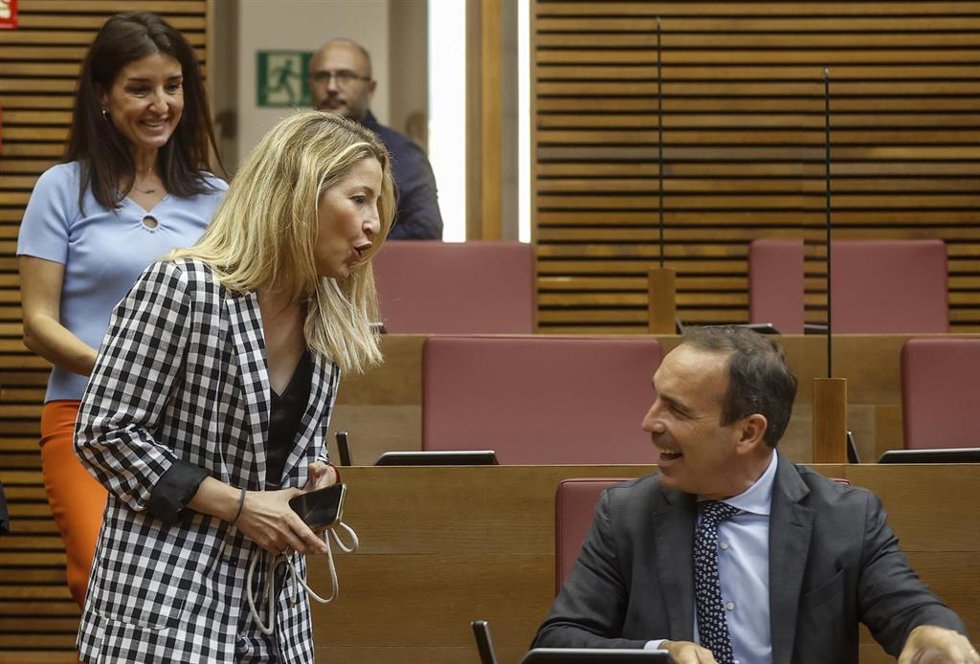 (I-D) Los diputados de Cs, Ruth Merino, María Muñoz y Antonio Joaquín Woodward, durante un debate sobre el modelo de financiación autonómica, en las Corts de Valencia