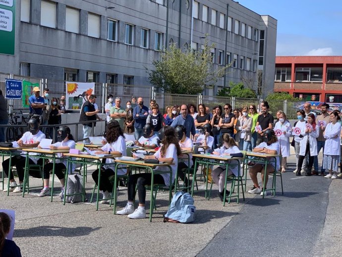 Protesta del IES Cantabria contra la futura gasolinera