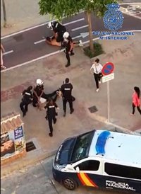 Dos detenidos en Málaga capital por amenazar con un cuchillo a una madre y su hija en la vía pública