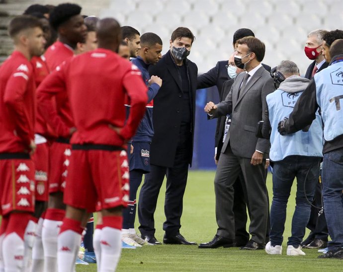 Archivo - President of France Emmanuel Macron salutes the players - here Kylian Mbappe of PSG, coach of PSG Mauricio Pochettino - before the French Cup Final football match between AS Monaco (ASM) and Paris Saint-Germain PSG on May 19, 2021 at Stade de 