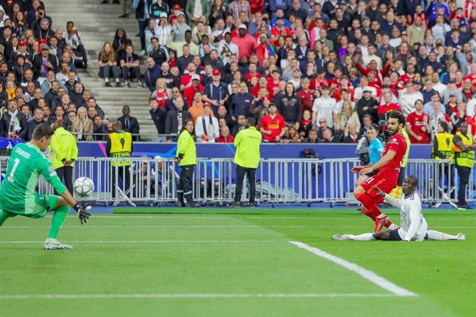 Courtois en el momento de detener el lanzamiento de Mohamed Salah en la final de la Liga de Campeones 2021-2022