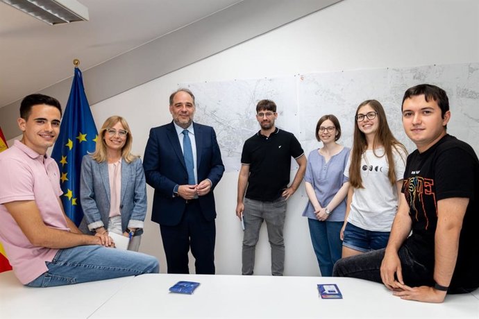 Los jóvenes junto al concejal delegado de Personal del Ayuntamiento de Zaragoza, Alfonso Mendoza, y la directora general de Fondos Europeos, Blanca Soláns.