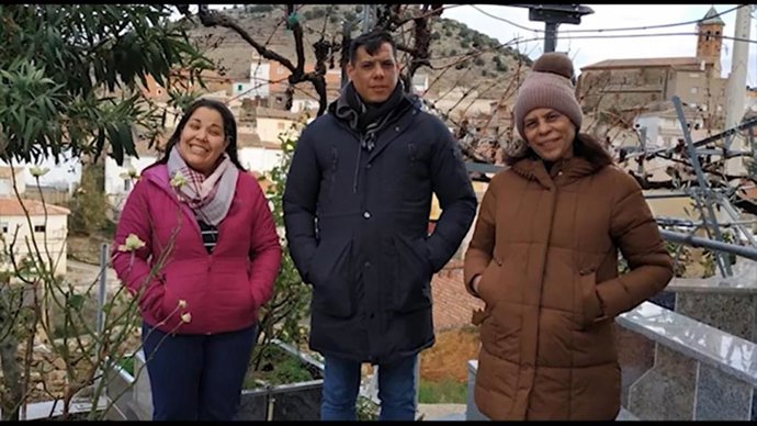 Archivo - Una de las familias asentadas en un pueblo por medio del programa de COCEDER.