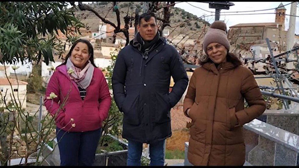 Archivo - Una de las familias asentadas en un pueblo por medio del programa de COCEDER.