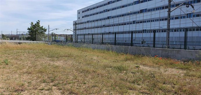 Adif instala un nuevo cerramiento para porteger la zona de Mas Gri en Girona