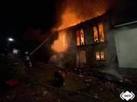 Un incendio calcina el tejado y provoca daño en una vivienda en obras de Soto de Luiña, en Cudillero