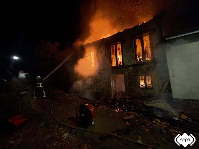 Imagen del incendio en Cudillero.