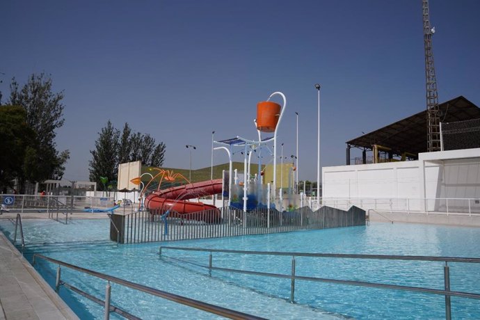 Archivo - Piscina de verano de Paterna (Valencia)