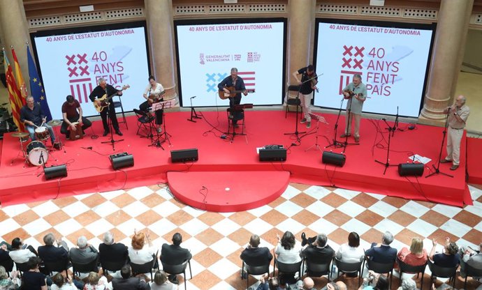 Actuación de Al Tall y El Diluvi en el acto institucional por el 40 aniversario del Estatut d'Autonomia
